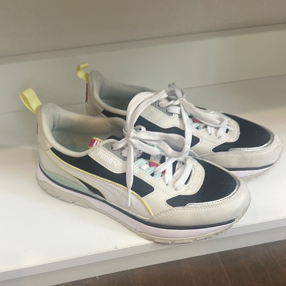 Puma Black and White Sneakers Sleek Design
